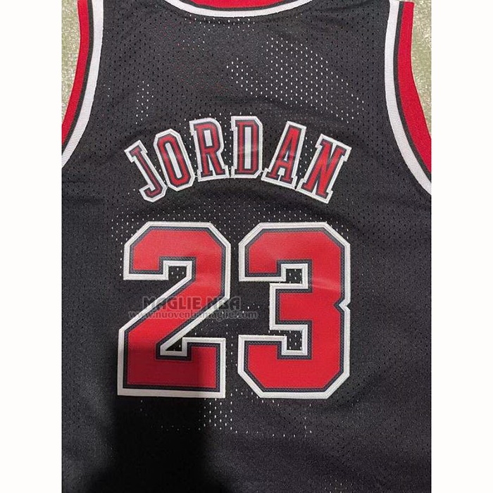Maglia
 Michael Jordan NO 23 Bambino
 Chicago Bulls Mitchell & Ness 1997-98 Nero
